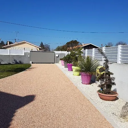 Chez Didier Et Gene 3* 아레즈